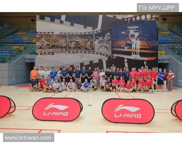 上海羽毛球队在城市联赛中以97分稳居榜首展现强大实力 上海羽毛球队在城市联赛中以97分稳居榜首展现强大实力